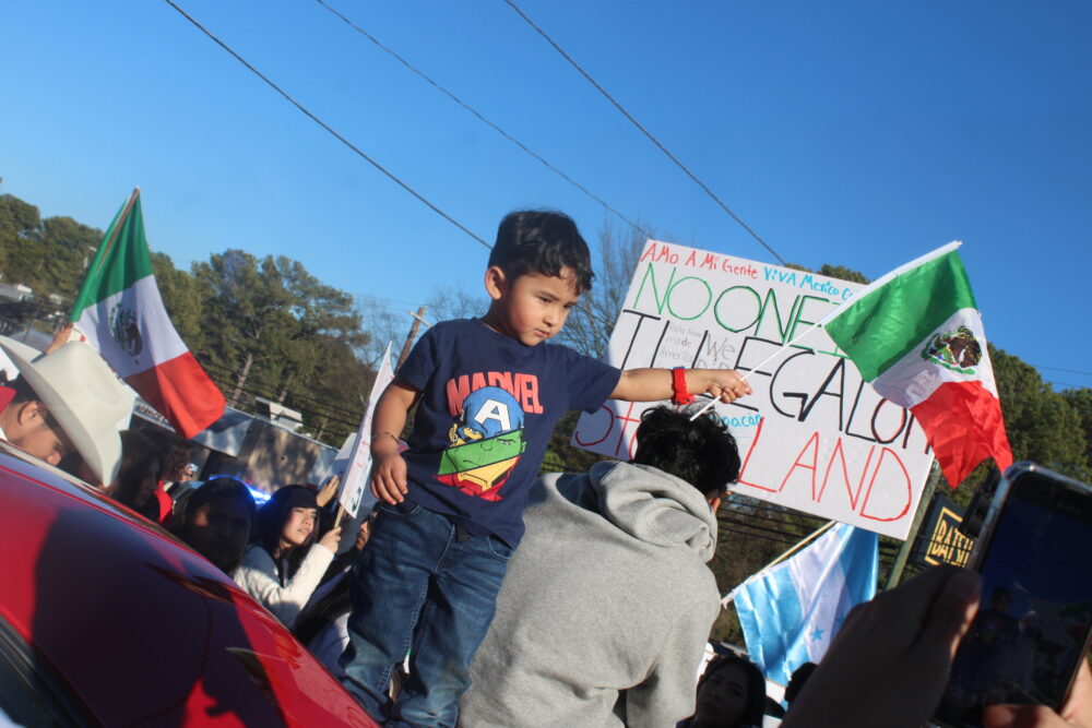 A Child waving the flag of Mexico (Zaire Breedlove/ Fresh Take Georgia).