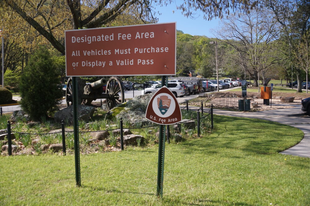 The entrance to the Kennesaw Mountain Battlefield Park parking lot. (Juliane Balog/Fresh Take Georgia)