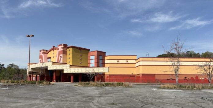 Outside the abandoned Regal Cinema theatre. (Erin Cater/Fresh Take Georgia)