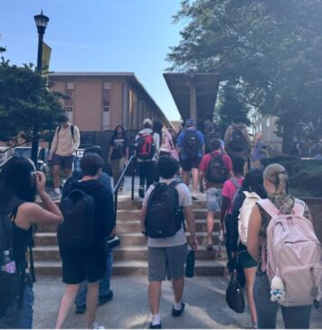 Growing pains disrupt KSU students Students leave class and crowd the sidewalks outside of an academic building on the KSU campus. (Sofia Cupertino/Fresh Take Georgia)
