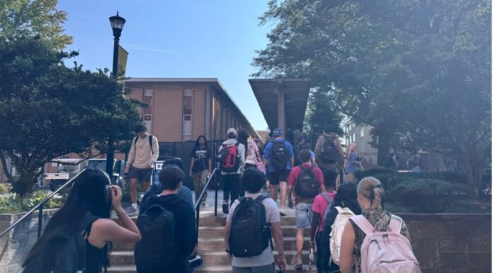 Growing pains disrupt KSU students Students leave class and crowd the sidewalks outside of an academic building on the KSU campus. (Sofia Cupertino/Fresh Take Georgia)