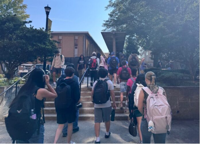 Students leave and crowd the sidewalks outside of an academic building on the KSU campus. (Sofia Cupertino/Fresh Take Georgia)